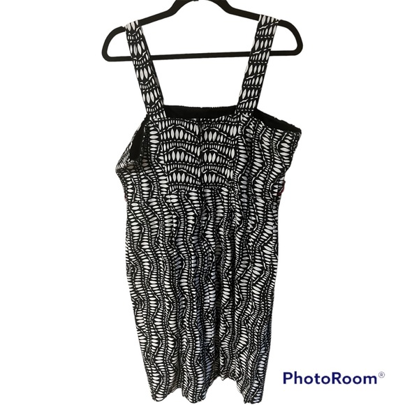 An awesome summer dress in black and white Made by Ricki’s and a size 14 - Picture 4 of 7